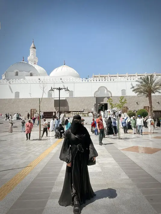 Berpose di Masjid Quba, Aurel tampil serba hitam mengenakan gamis dan cadar. [Foto: IG/aurelie.hermansyah].