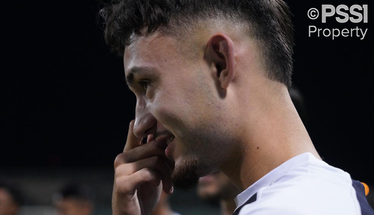 Pemain Timnas Indonesia, Ivar Jenner saat mengikuti latihan perdana menjelang Kualifikasi Piala Dunia 2024 melawan Bahrain di Hamad Town Youth & Sports Ground, Minggu, 6 Oktober 2024. (Dok. PSSI)