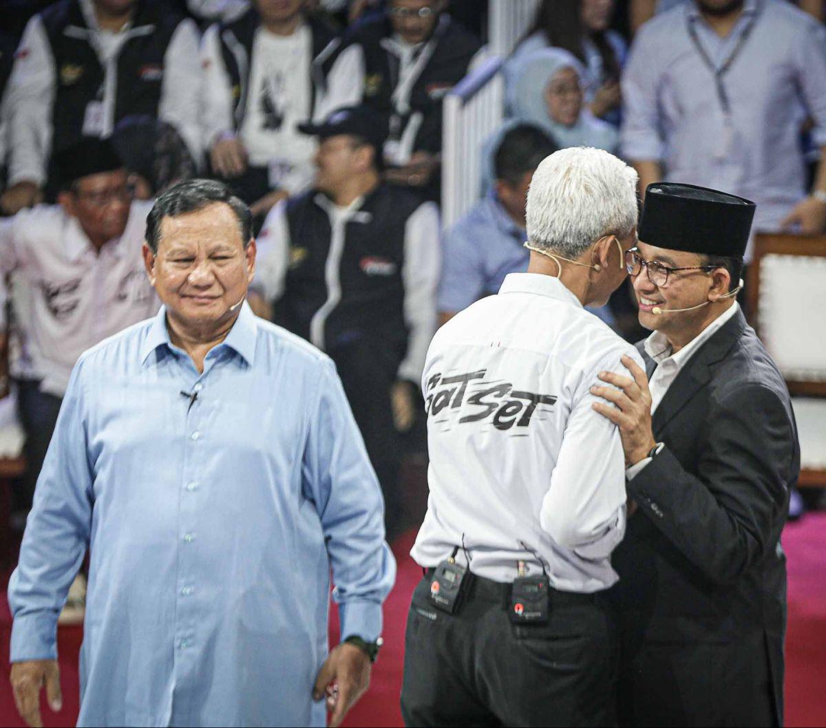 Pemandangan menyejukkan tersaji setelah ketiga calon presiden memaparkan visi dan misi, serta gagasannya dalam debat perdana Pilpres 2024 di Gedung Komisi Pemilihan Umum (KPU), Jakarta, Senin (12/12/2023).