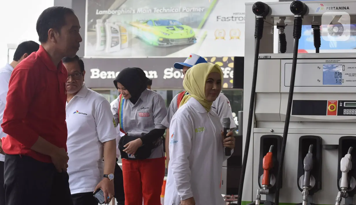 Presiden Joko Widodo (kiri) didampingi Dirut Pertamina Nicke Widyawati saat meresmikan Implementasi Program Biodiesel 30 persen (B30) di SPBU MT Haryono, Jakarta, Senin (23/12/2019). Jokowi menargetkan implementasi program B40 pada tahun 2020 dan B50 pada tahun 2021. (Liputan6.com/Angga Yuniar)