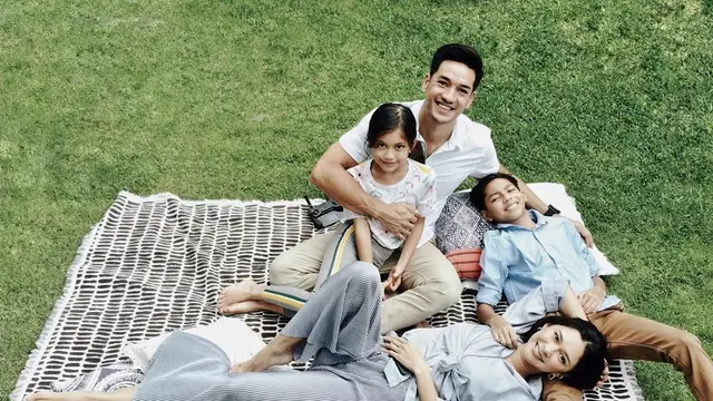 Potret kompak keluarga Andrew White dan Nana Mirdad