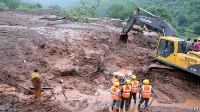 Hujan menghambat upaya pencarian sejumlah orang yang diduga terperangkap di bawah lumpur dan puing-puing dari hantaman tanah longsor di Desa Malin, Maharashtra, Distrik Pune, India barat. (AFP)