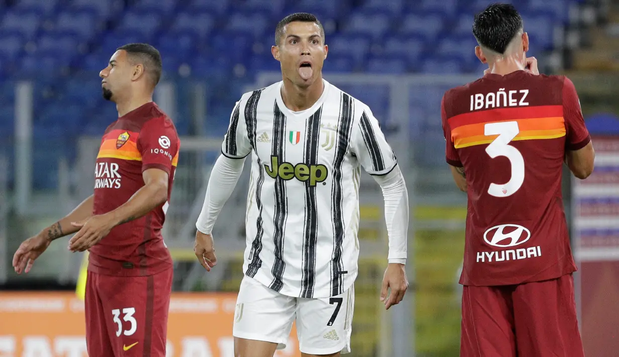 Penyerang Juventus, Cristiano Ronaldo melakukan selebrasi setelah mencetak gol kedua untuk timnya ke gawang AS Roma pada pekan kedua Liga Italia Serie A 2020-2021 di Stadion Olimpiade Roma, Minggu (27/9/2020). Juventus bermain imbang 2-2 di kandang AS Roma. (AP Photo/Gregorio Borgia)