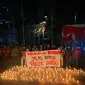 Badan Eksekutif Mahasiswa (BEM) Nusantara menggelar aksi simbolik pemasangan seribu lilin di depan Gedung Mahkamah Konstitusi (MK), Jakarta, Selasa (17/10/2023) malam (Istimewa)