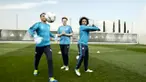 Keylor Navas kiper Real Madrid melakukan penyelamatan akrobatik yang tak biasa. Dalam video iklan ini, Keylor Navas ditantang bisa menahan tendahan Marcelo rekan setimnya.