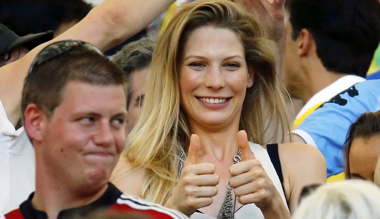 Sarah Brandner, model dan pacar pemain Timnas Jerman, Bastian Schweinsteiger, memberikan acungan jempol saat merayakan kemenangan Der Panzer di Stadion Maracana, Rio de Janeiro, (4/7/2014). (REUTERS/Kai Pfaffenbach)