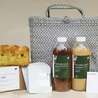 Deluxe Hamper yang terdiri dari satu liter Pandan Latte dan Pandan Sejuk, satu paket drip bag coffee isi lima, Pandan Srikaya Milk Bun dan Croissant Egg Tart dari Roti Dodo, serta tas Rajoet.