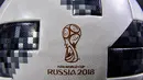 Detail Telstar 18, bola resmi Piala Dunia 2018 Rusia, yang diluncurkan pada acara di Moskow, Kamis (9/11). Telstar 18 diberi semacam chip NFC (Near Field Communication) sehingga penonton juga bisa merasakan sensasinya lewat smartphone (Mladen ANTONOV/AFP)