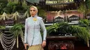 <p>Pada pelantikan Prabowo Subianto dan Gibran Rakabuming Raka sebagai Presiden dan Wakil Presiden RI, sosok Melly Goeslaw kembali mencuri perhatian. [@melly_goeslaw].</p>