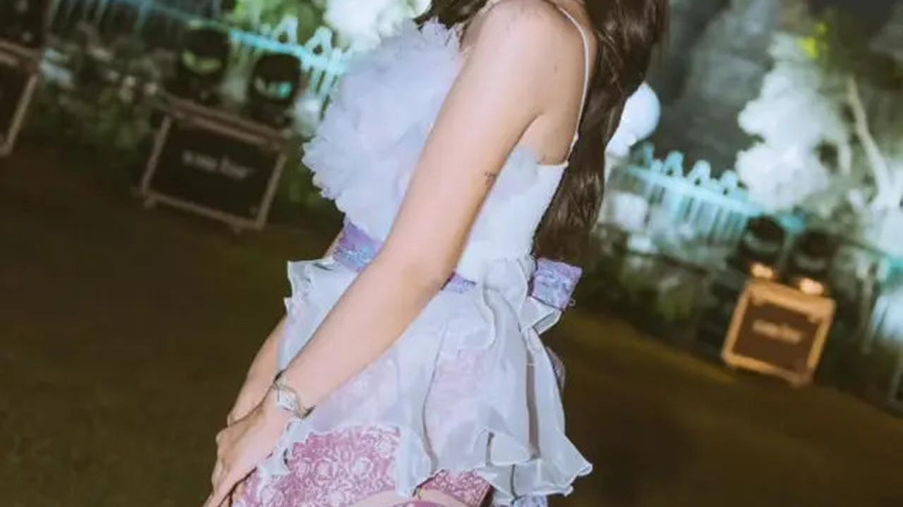 9 Gaya Fanny Soegi dengan Rok Batik, Anggun dan Kekinian