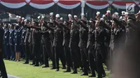 Sejumlah perwira remaja Polri meluapkan kegembiraan dengan membawa bunga usai mengikuti Upacara Prasetya Perwira (Praspa) TNI dan Polri angkatan 2019 di Istana Merdeka, Kamis (16/7/2019). Presiden Joko Widodo melantik 781 perwira TNI dan Polri di Halaman Istana. (Liputan6.com/Angga Yuniar)