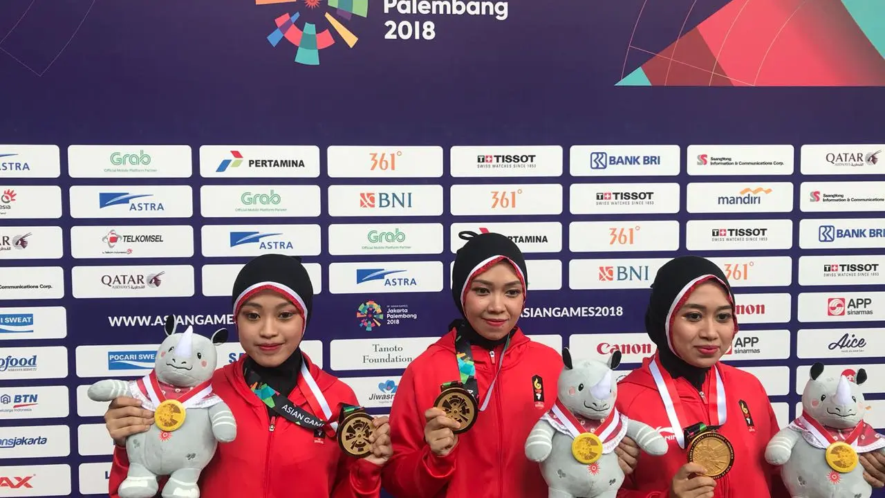 Tim silat putri Indonesia, Pramudita Yutistya, Lutfi Nurhasanan, dan Gina Tri Lestari yang merebut medali emas Asian Games 2018 di kelas seni cabor pencak silat
