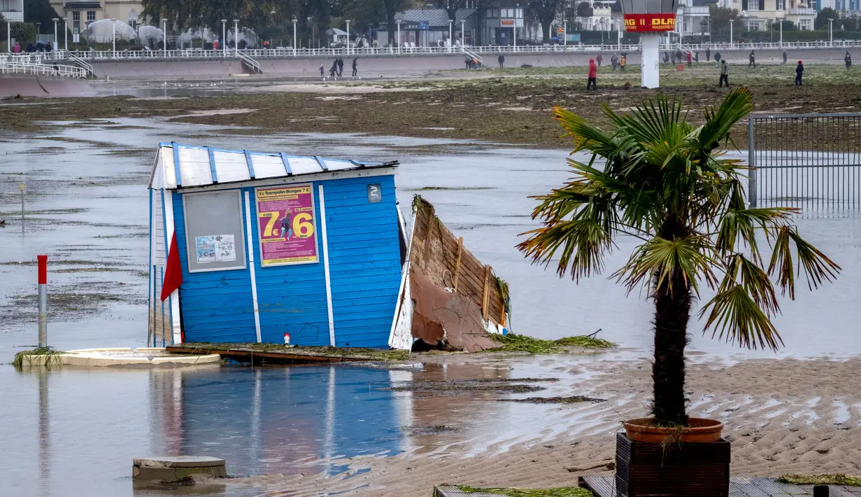 Badai yang disertai angin kencang dan hujan lebat menghantam Inggris, Jerman utara, dan Skandinavia Selatan. (AP Photo/Michael Probst)