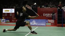 Tunggal putra Indonesia, Anthony Sinisuka Ginting, saat menghadapi tunggal China, Huang Yu Xiang, pada laga Indonesia Masters 2020 di Istora Senayan, Jakarta, Jumat (17/1). Anthony Ginting menang 21-11, 21-14 atas Huang Yu Xiang. (Bola.com/Yoppy Renato)