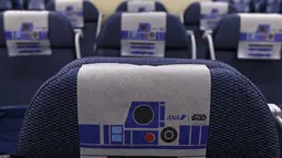 Kursi penumpang yang bertema Star Wars juga menghiasi kabin pesawat Boeing 787 Dreamliner di Bandara Changi, Singapura, Kamis (12/11/2015).  Tur Star wars kali ini bertema All Nippon Airways ANA R2D2. (REUTERS/Edgar Su) 	