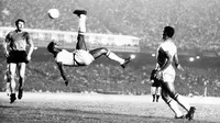 Bintang sepak bola Brasil Pele menendang bola saat pertandingan di lokasi yang tidak diketahui, September 1968. Pele yang menderita penyakit kanker usus telah dirawat di Rumah Sakit Albert Einstein sejak 29 November lalu. (AP Photo File)
