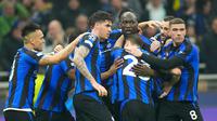Pemain Inter Milan Romelu Lukaku (tengah) mendapat selamat dari rekan setimnya setelah mencetak gol ke gawang Porto pada pertandingan sepak bola leg pertama babak 16 besar Liga Champions di Stadion San Siro, Milan, Italia, 22 Februari 2023. Inter Milan mengalahkan Porto dengan skor 1-0. (AP Photo/Luca Bruno)