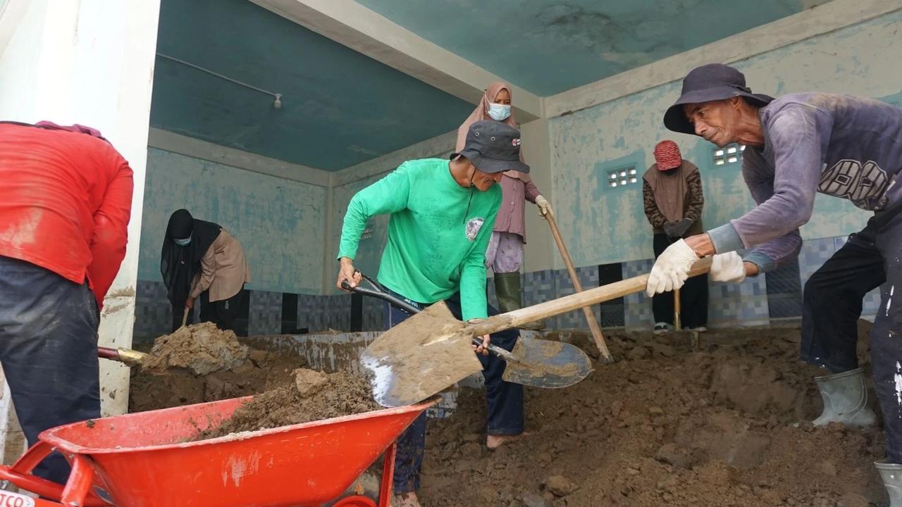 Warga di Mereudu Gotong Royong Bareng Pemerintah dalam Pemulihan Pascabencana