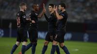 Para pemain Manchester City merayakan kemenangan atas Olympiakos pada pertandingan grup C Liga Champions di stadion Georgios Karaiskakis di pelabuhan Piraeus, Rabu, 25 November 2020. Manchester City menang 1-0 (Foto AP / Thanassis Stavrakis)