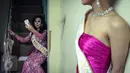 Miss waria dari Belitung, Sefty Castanyo berselfie sebelum tampil pada malam pemilihan Miss Waria 2016 di Bulungan, Jakarta, (11/11). Kecantikannya berbeda dari sisi identitas gender dan orientasi seksualnya. (Liputan6.com/Fery Pradolo)