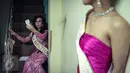 Miss waria dari Belitung, Sefty Castanyo berselfie sebelum tampil pada malam pemilihan Miss Waria 2016 di Bulungan, Jakarta, (11/11). Kecantikannya berbeda dari sisi identitas gender dan orientasi seksualnya. (Liputan6.com/Fery Pradolo)