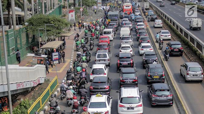 Sejumlah kendaraan terjebak kemacetan di sekitar Gedung DPR/MPR RI, Jakarat, Selasa (24/9/2019). Kemacetan tersebut diakibatkan aksi demo yang dilakukan mahasiswa dengan buruh tani. (liputan6.com/Faizal Fanani)