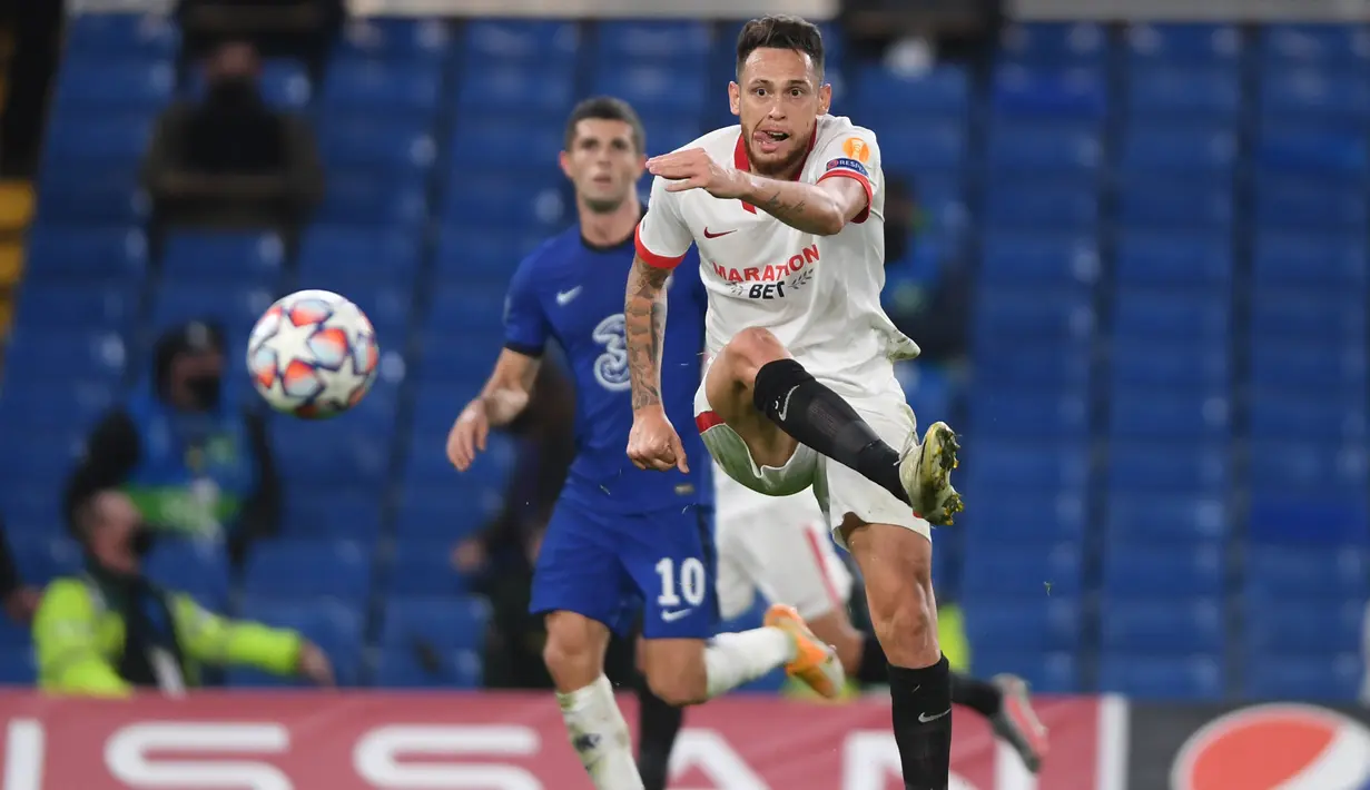 Gelandang Sevilla, Lucas Ocampos, melepaskan tendangan saat menghadapi Chelsea pada laga Grup E Liga Champions 2020/2021 di Stamford Bridge, Rabu (21/10/2020) dini hari WIB. Chelsea bermain imbang 0-0 atas Sevilla. (AFP/Mike Hewitt/pool)