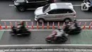 Pengendara sepeda motor menerobos jalur khusus sepeda di Jalan Kramat Raya, Jakarta, Kamis (22/9/2022). Penerapan jalur sepeda sepanjang 196,45 kilometer dan tersebar di 26 ruas jalan yang dibangun Pemprov DKI Jakarta itu belum berfungsi secara efektif karena masih diserobot pengendara sepeda motor akibat arus lalu lintas yang semakin padat. (merdeka.com/Iqbal S. Nugroho)