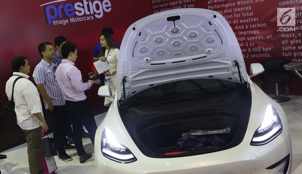 Pengunjung melihat-lihat mobil bertenaga listrik yang dipamerkan pada gelaran Indonesia Electric Motor Show (IEMS) 2019 di Jakarta, Rabu (4/9/2019). 45 exhibitor ikut dalam pameran khusus kendaraan listrik yang bertajuk Electric Vehicle for Smart Transpotation. (Liputan6.com/Helmi Fithriansyah)
