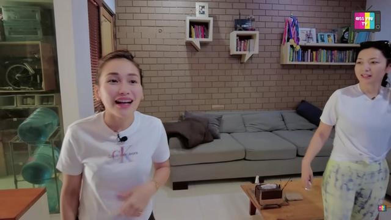7 Potret Ruang TV Sederhana di Rumah Hesti Purwadinata, Terasa Hidup dan Nyaman