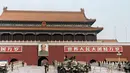 11 Juni 1989, usai protes mahasiswa, sejumlah Tentara Pembebasan Rakyat masih bersiaga di Lapangan Tiananmen, Tiongkok. (AFP PHOTO/CATHERINE Henriette)