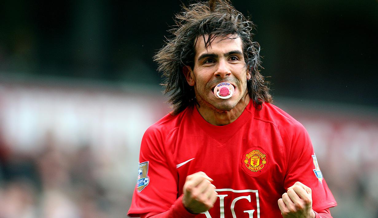 1. Carlos Teves - Striker asal Argentina ini tercatat sukses berkarier di kompetisi Premier League bersama Manchester City dan Manchester United. Carlos Tevez mencetak 84 gol dan 36 assist dan 3 kali mersakan trofi Premier League. (AFP/Paul Ellis)