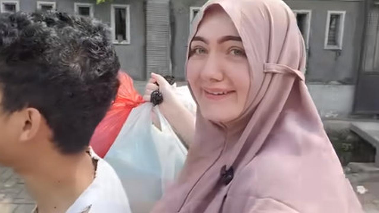 Bule Cantik Mualaf dari Amerika Ikut Menimbang Rongsokan Bareng Sang Suami 'Ini Pengalaman yang Sangat Lucu