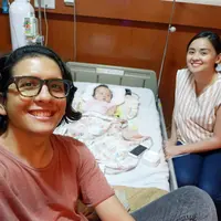Perjuangan demi kesembuhan anak keempatnya terus dilakukan oleh pasangan Joanna Alexandra dan Raditya Oloan. Demi kesembuhan Ziona Eden Alexandra pasangan ini rela melepas mobil kesayangannya. (Instagram/joannaalexandra)