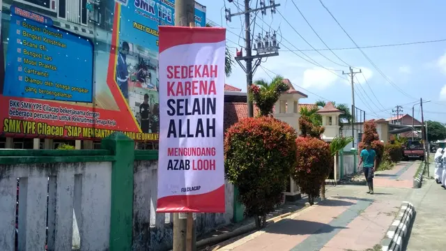 Banner atau spanduk bernada provokatif muncul di Cilacap jelang sedekah laut Cilacap. (Foto: Liputan6.com/Taufik H untuk Muhamad Ridlo)