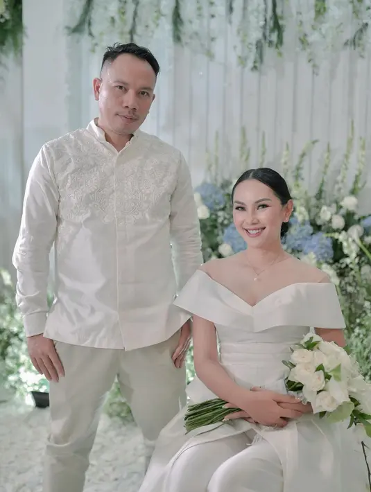 "Allah yang sudah menentukan garis kehidupan gue bertemu dengan Vicky Prasetyo dan menikah bersama dia. ," kata Kalina Ocktaranny. (Instagram/kalinaoctaranni)