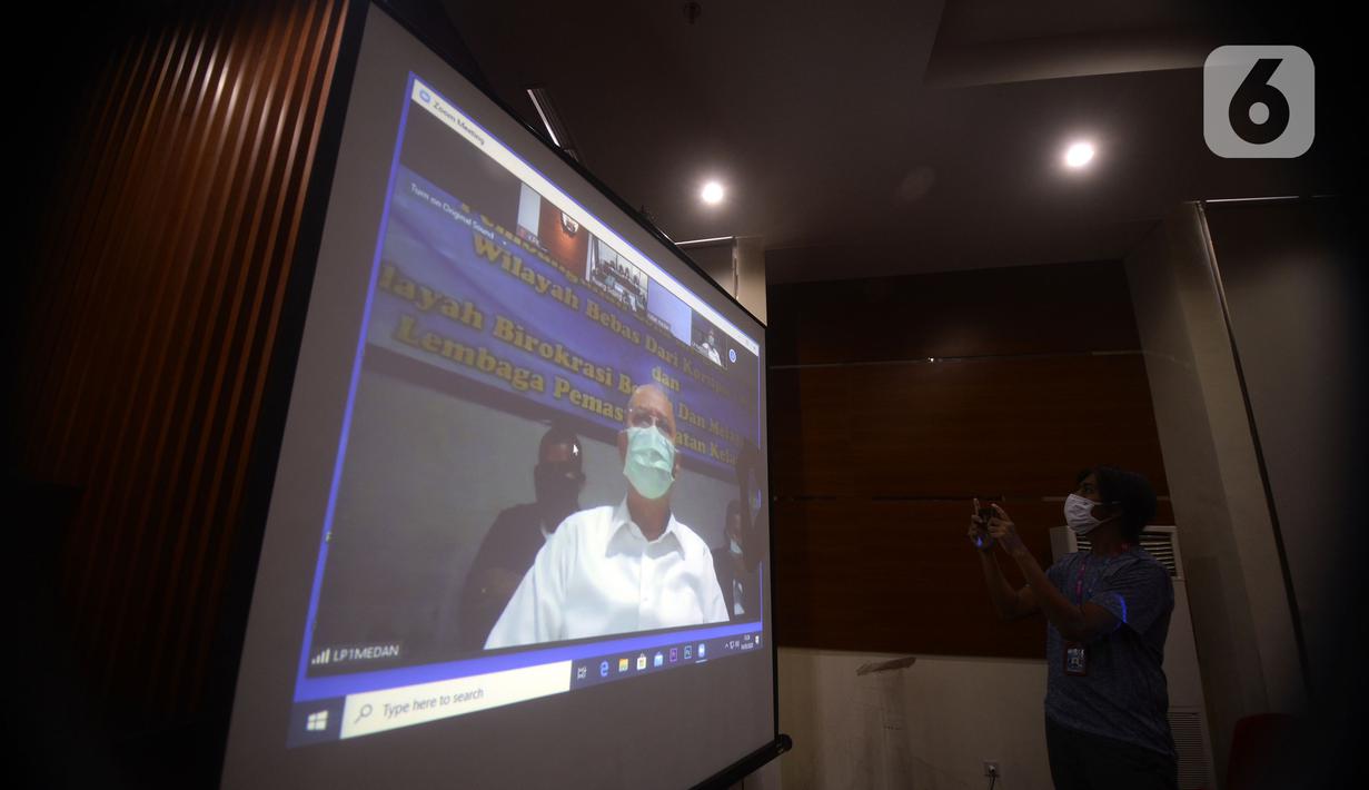 Wali Kota nonaktif Medan Tengku Dzulmi Eldin menjalani sidang pembacaan tuntutan secara video conference di Gedung KPK, Jakarta, Kamis (14/5/2020). Tengku Dzulmi Eldin terlibat dalam kasus dugaan menerima suap proyek dan jabatan pada Pemkot Medan tahun 2019. (merdeka.com/Dwi Narwoko)