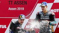 Selebrasi Maverick Vinales (kiri) dan Fabio Quartararo setelah meraih podium pada MotoGP Belanda di Sirkuit Assen, Minggu (30/6/2019). (AFP/Vincent Jannink)