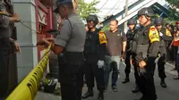 Tim gegana menyisir lokasi ledakan di Mojokerto. (Liputan6.com/Dian Kurniawsa
