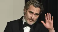 Aktor Joaquin Phoenix berpose dengan piala Oscar 2020 di ruang pers di  Dolby Teater, Los Angeles, Minggu (9/2/2020). Joaquin Phoenix yang memerankan karakter Arthur Fleck dalam film Joker, meraih penghargaan Oscar 2020 untuk kategori aktor terbaik. (AP Photo/Jordan Strauss)