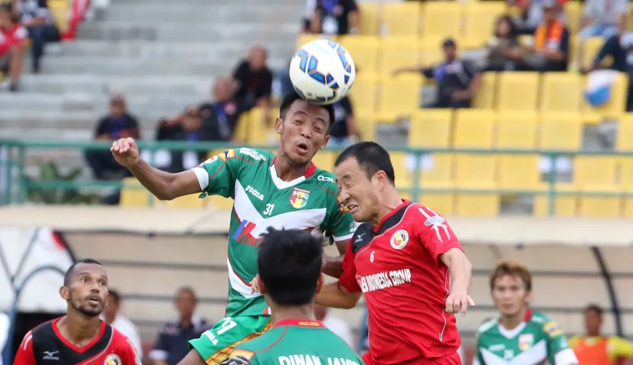 Pemain Mitra Kukar, Bayu Pradana (kiri), duel diudara dengan pemain Semen Padang, Yu Hyunkoo, pada lanjutan Grup D Piala Jenderal Sudirman 2015 di Stadion Manahan, Solo, Selasa (15/12/2015). (Bola.com/Nicklas Hanoatubun)