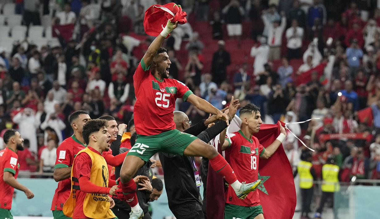 Maroko pada Piala Dunia 2022. Maroko dipastikan menjadi wakil Afrika terbaik pada Piala Dunia 2022 setelah mampu mencapai babak semifinal, prestasi yang belum pernah diraih wakil Afrika sepanjang sejarah Piala Dunia. Setelah Kamerun, Ghana dan Tunisia tersingkir di fase grup, Maroko bersama Senegal menjadi dua wakil tersisa di babak 16 besar. Senegal pun akhirnya gugur di 16 besar, dan menyisakan Maroko yang kini telah mencapai semifinal. Bukan tak mungkin Maroko terus melaju ke partai final, bahkan menjadi juara. (AP Photo/Martin Meissner)