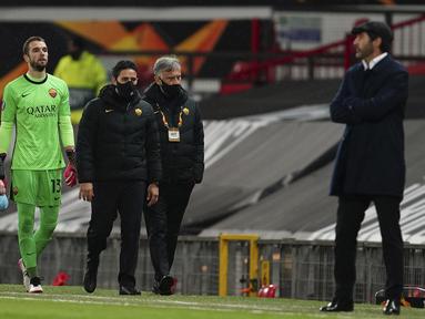 Salah satu pemicu kekalahan telak 2-6 AS Roma dari Manchester United, Kamis (29/4/2021) menurut manajer tim Paulo Fonseca adalah karena timnya tidak memiliki jatah pergantian pemain di babak kedua. Jatah mereka habis karena 3 pemain harus diganti di babak pertama. (AP/Jon Super)