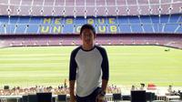 Pebalap tim Manor Racing, Rio Haryanto, menyambangi markas Barcelona, Camp Nou, jelang balapan F1 GP Monako. (Bola.com/Instagram/rharyantoracing)