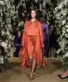Bella Hadid, terkenal sebagai model papan atas ini untuk pertama kalinya tampil berbicara soal agama. Ia juga menceritakan sosok ayahnya yang lahir sebagai Muslim dan Bella pun mengungkap kebanggaannya itu. (AFP/Bintang.com)