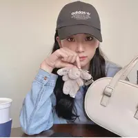 Jisoo BLACKPINK Tampil Menggemaskan dengan Koleksi Bag Charm Jellycat Kelinci. [@sooyaaa__]
