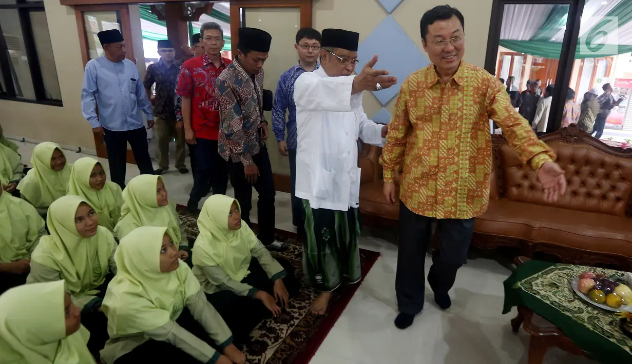 Ketum PBNU, Said Aqil Siradj (kanan) menyambut kedatangan Dubes RRT untuk Indonesia, Xie Feng di Ponpes Luhur Al Tsaqafah, Jakarta, Jumat (2/6). RRT dan PBNU akan meluncurkan Pusat Kajian Tiongkok di Universitas NU Indonesia (Liputan6.com/Johan Tallo)