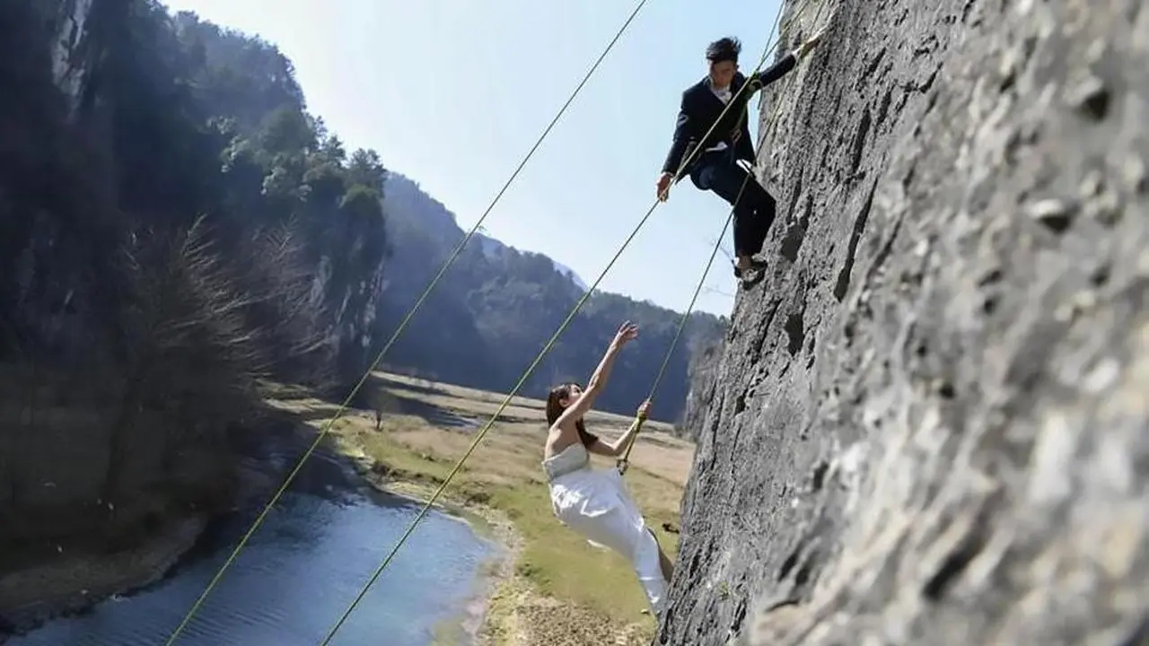 Tampil Beda, Pasangan Foto Prewedding Sambil Bergantung di Tebing