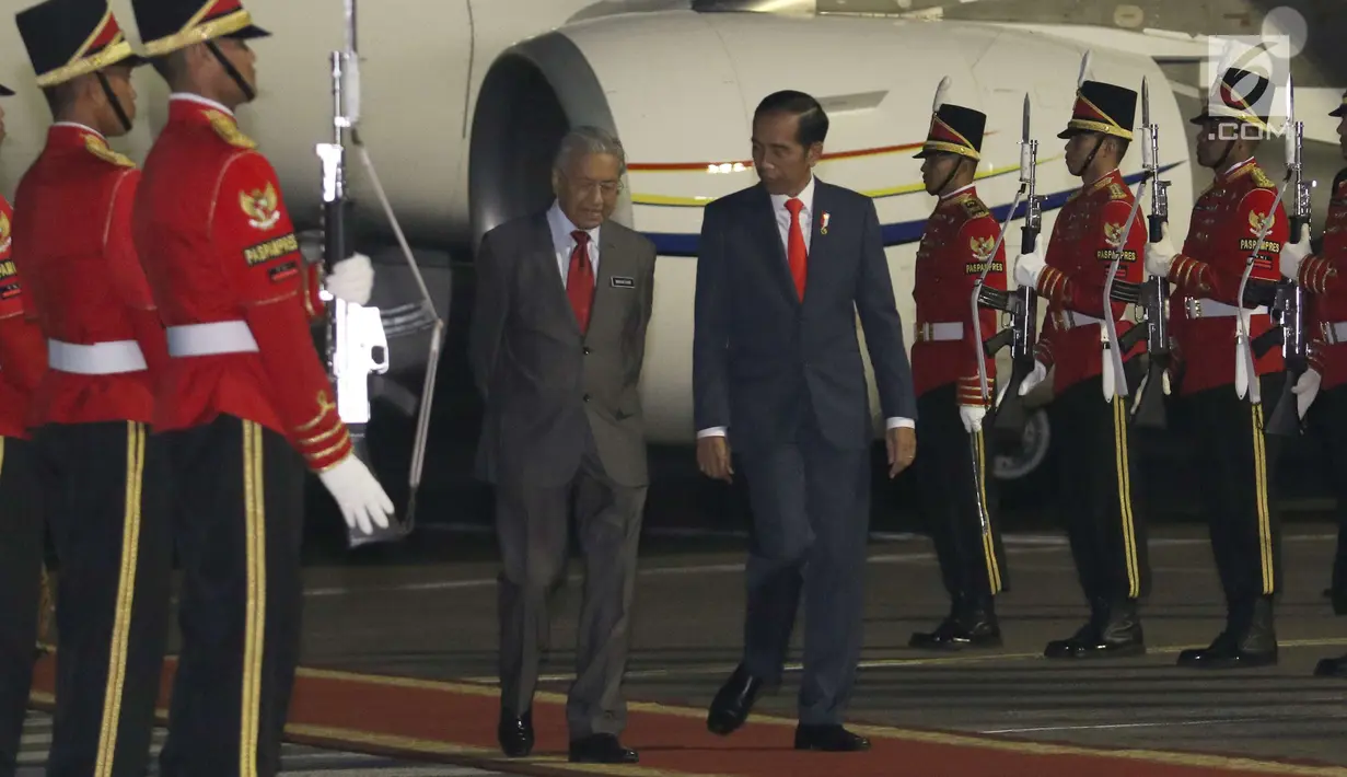 Presiden Joko Widodo menyambut PM Malaysia Mahathir Mohamad di Bandara Halim Perdanakusuma, Jakarta, Kamis (28/6). Pada Jumat, 29 Juni, Mahathir dijadwalkan ke Istana Negara di Bogor untuk menghadiri jamuan makan siang. (Liputan6.com/Angga Yuniar)