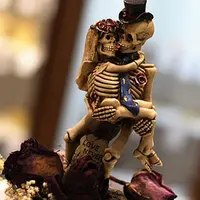 Kue pengantin ini juga bikin kamu tak mampu tidur sendiri. Hiii.